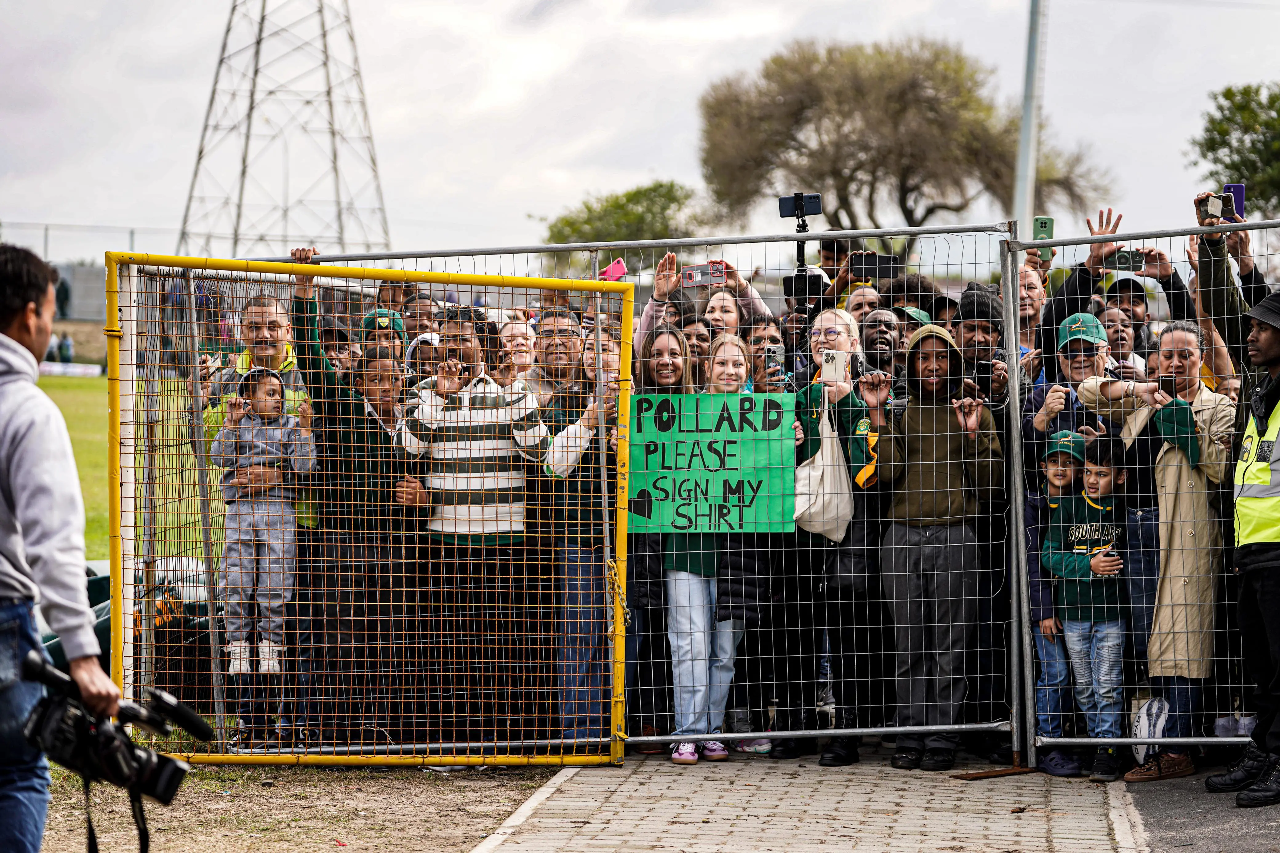 Belhar fans watch the Springboks train on Wednesday, 20 August 2025. Picture: Kayleen Morgan/EWN. Belhar fans watch the Springboks train on Wednesday, 20 August 2025. Picture: Kayleen Morgan/EWN.
