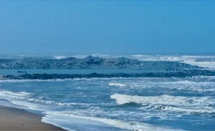 Coffer dam wall at low tide. Picture: Department of Forestry, Fisheries and the Environment report titled: “Enforcement: In Loco Inspection Report – The salt/tidal flats of the Orange River Mouth Ramsar site”, published 28 January 2020. Coffer dam wall at low tide. Picture: Department of Forestry, Fisheries and the Environment report titled: “Enforcement: In Loco Inspection Report – The salt/tidal flats of the Orange River Mouth Ramsar site”, published 28 January 2020.