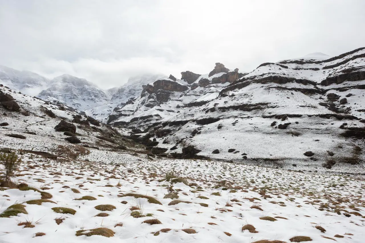 IN PICS | Cold front brings snowfall onto the Drakensburg