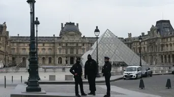France intensifies hunt for Louvre raiders France intensifies hunt for Louvre raiders