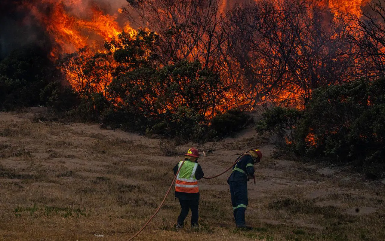 Firefighters battle an active vegetation fire in Pearly Beach in the Overberg Municipality. Picture: Kayleen Morgan/EWN Firefighters battle an active vegetation fire in Pearly Beach in the Overberg Municipality. Picture: Kayleen Morgan/EWN