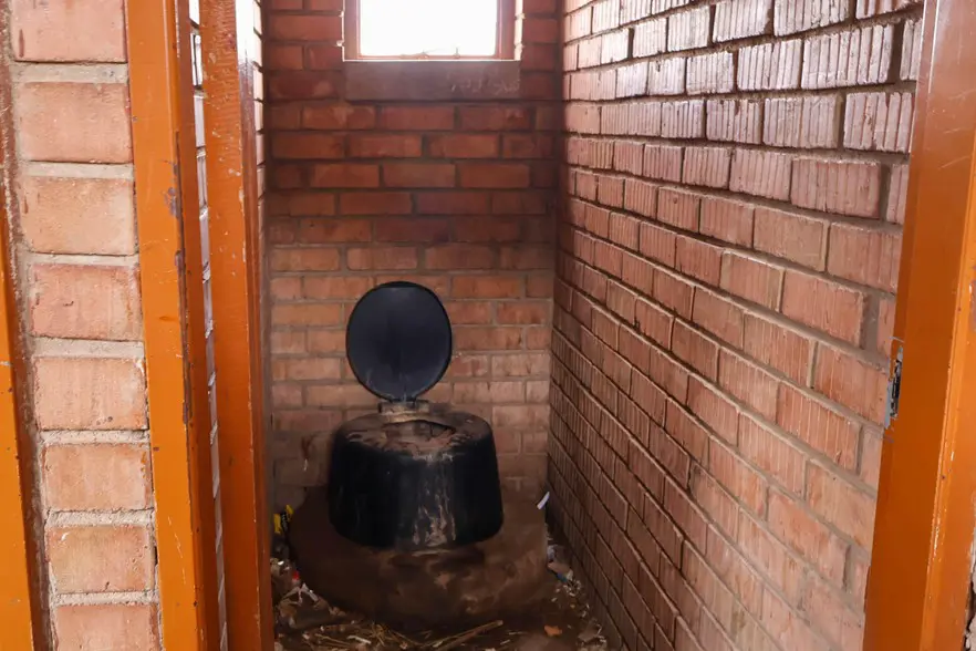 At Dr. MJ Madiba Secondary School, Enviro Loos are filthy and in need of repairs. Picture: Liezl Human @GroundUp News At Dr. MJ Madiba Secondary School, Enviro Loos are filthy and in need of repairs. Picture: Liezl Human @GroundUp News