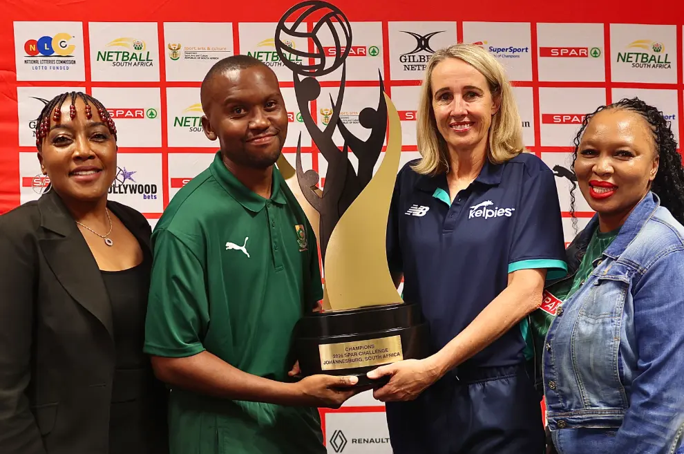 South Africa Men’s National Netball team Shiko Mokaila and Australian coach Jane Woodlands-Thompson holding the test series trophy. Picture: Netball SA. South Africa Men’s National Netball team Shiko Mokaila and Australian coach Jane Woodlands-Thompson holding the test series trophy. Picture: Netball SA.