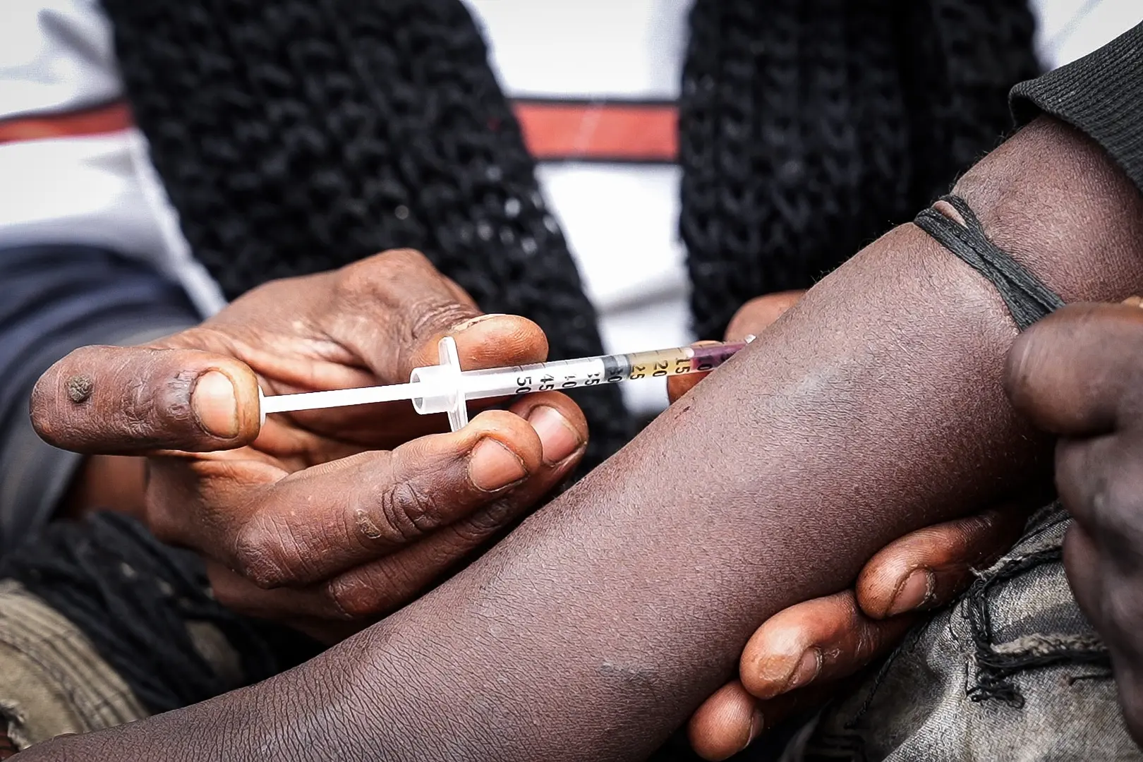 A man administers drugs to a fellow addict in the streets of Ermelo in Mpumalanga. Picture: Jacques Nelles/Eyewitness News A man administers drugs to a fellow addict in the streets of Ermelo in Mpumalanga. Picture: Jacques Nelles/Eyewitness News