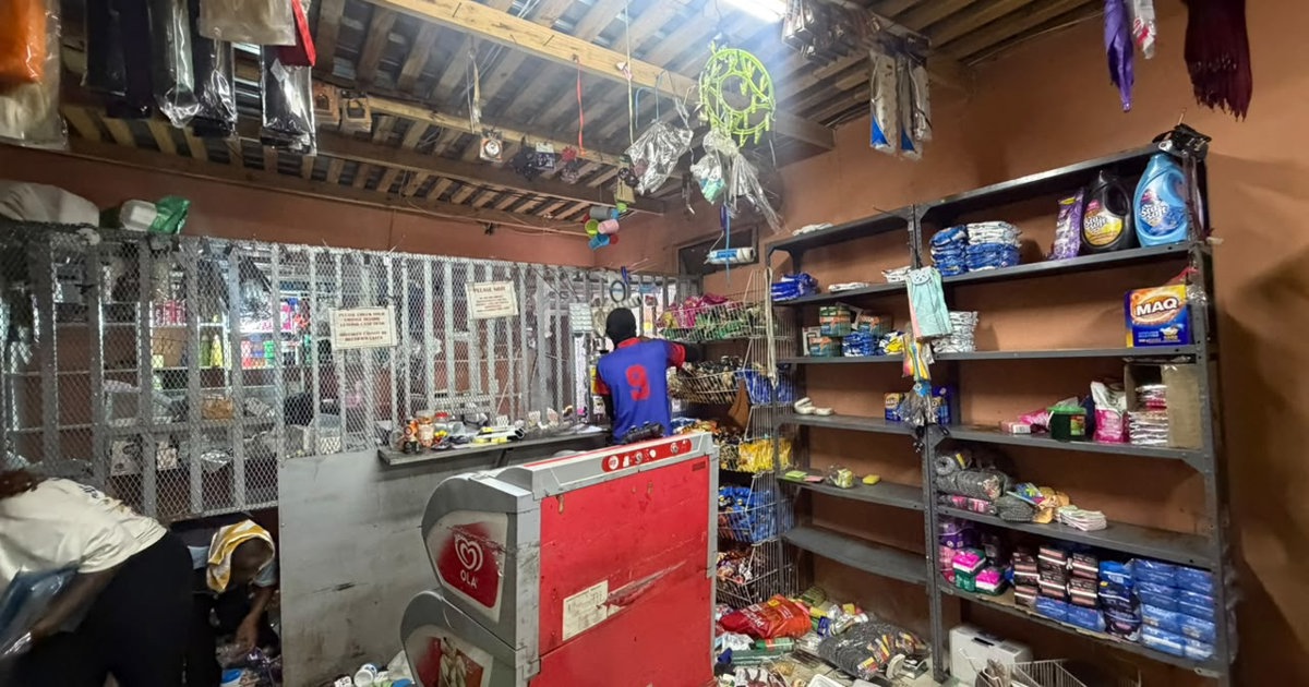 Hohe Spannungen in Soweto, als Bewohner einen ausländischen Spaza-Laden ...