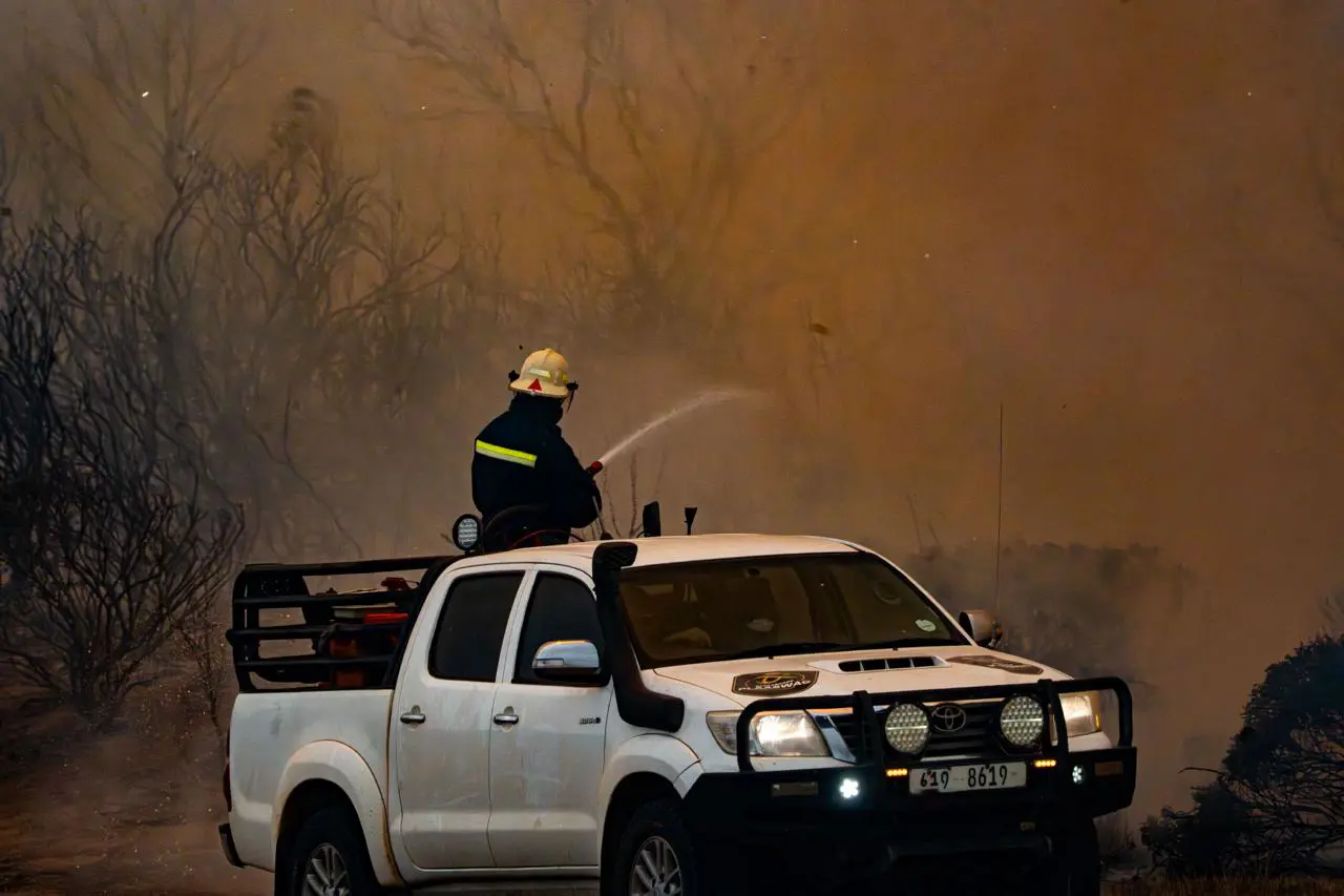 Firefighters battle an active vegetation fire in Pearly Beach in the Overberg Municipality. Picture: Kayleen Morgan/EWN Firefighters battle an active vegetation fire in Pearly Beach in the Overberg Municipality. Picture: Kayleen Morgan/EWN