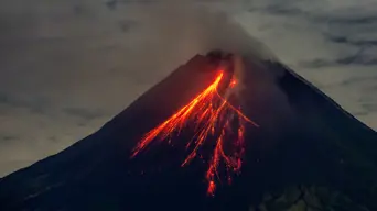 Indonesia volcano eruption kills 10, sets houses aflame Indonesia volcano eruption kills 10, sets houses aflame