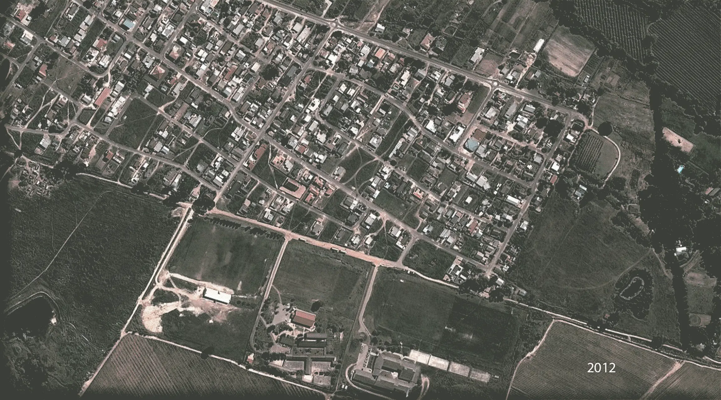 Les images satellite montrent comment Jamestown a changé depuis 2012. Le domaine Aan de Weber a été construit dans le coin inférieur droit. Le nouveau Blaauwklip Estate est prévu juste au-dessus. Images de Google Earth. Les images satellite montrent comment Jamestown a changé depuis 2012. Le domaine Aan de Weber a été construit dans le coin inférieur droit. Le nouveau Blaauwklip Estate est prévu juste au-dessus. Images de Google Earth.