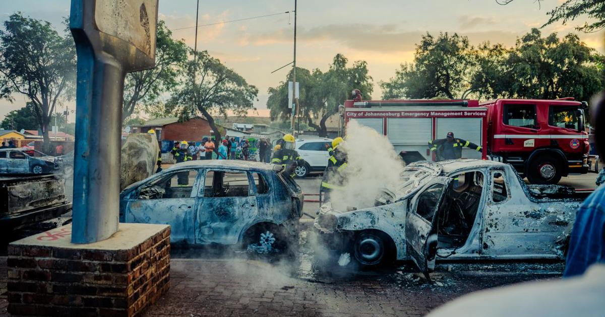 Polizei und Soldaten besetzen Soweto nach gewaltsamen Protesten gegen ...