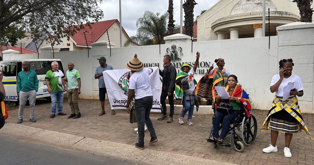 Protest of 'Nigerian king' coronation at doorstop of nation’s embassy in ...