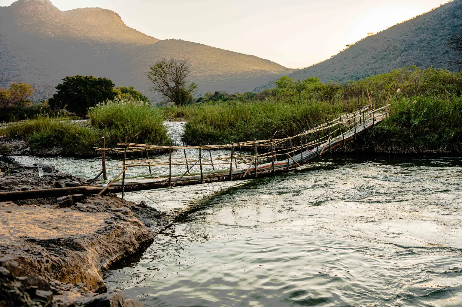 A group of frustrated residents has built a makeshift bridge over the swollen Tubatse River, linking the villages of Mafarafara and Ga-Taung near Burgersfort in Limpopo. Picture: Simpiwe Nkosi/EWN A group of frustrated residents has built a makeshift bridge over the swollen Tubatse River, linking the villages of Mafarafara and Ga-Taung near Burgersfort in Limpopo. Picture: Simpiwe Nkosi/EWN
