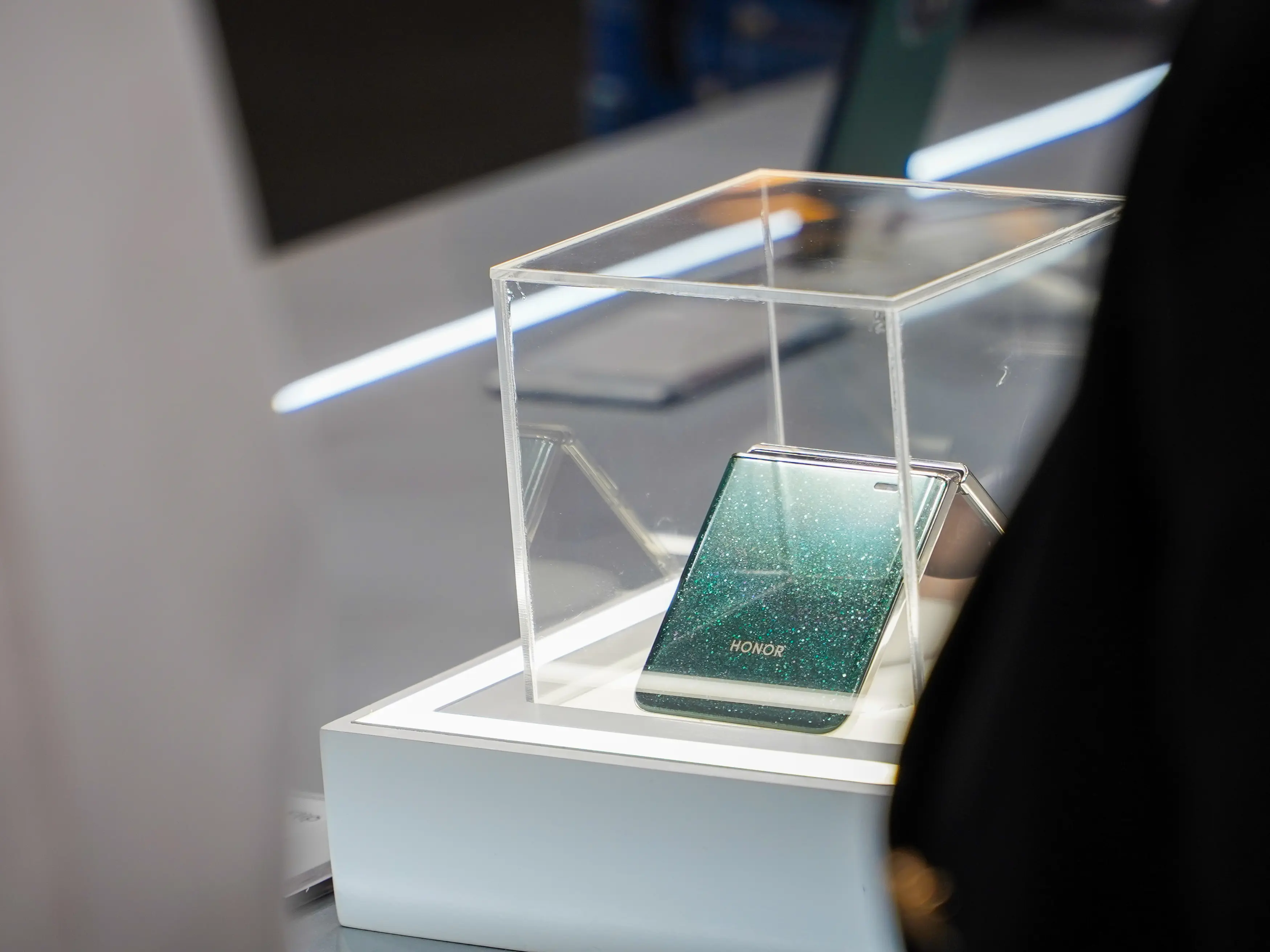 The limited edition HONOR Magic V Flip collaboration with Jimmy Choo. The limited edition HONOR Magic V Flip collaboration with Jimmy Choo.