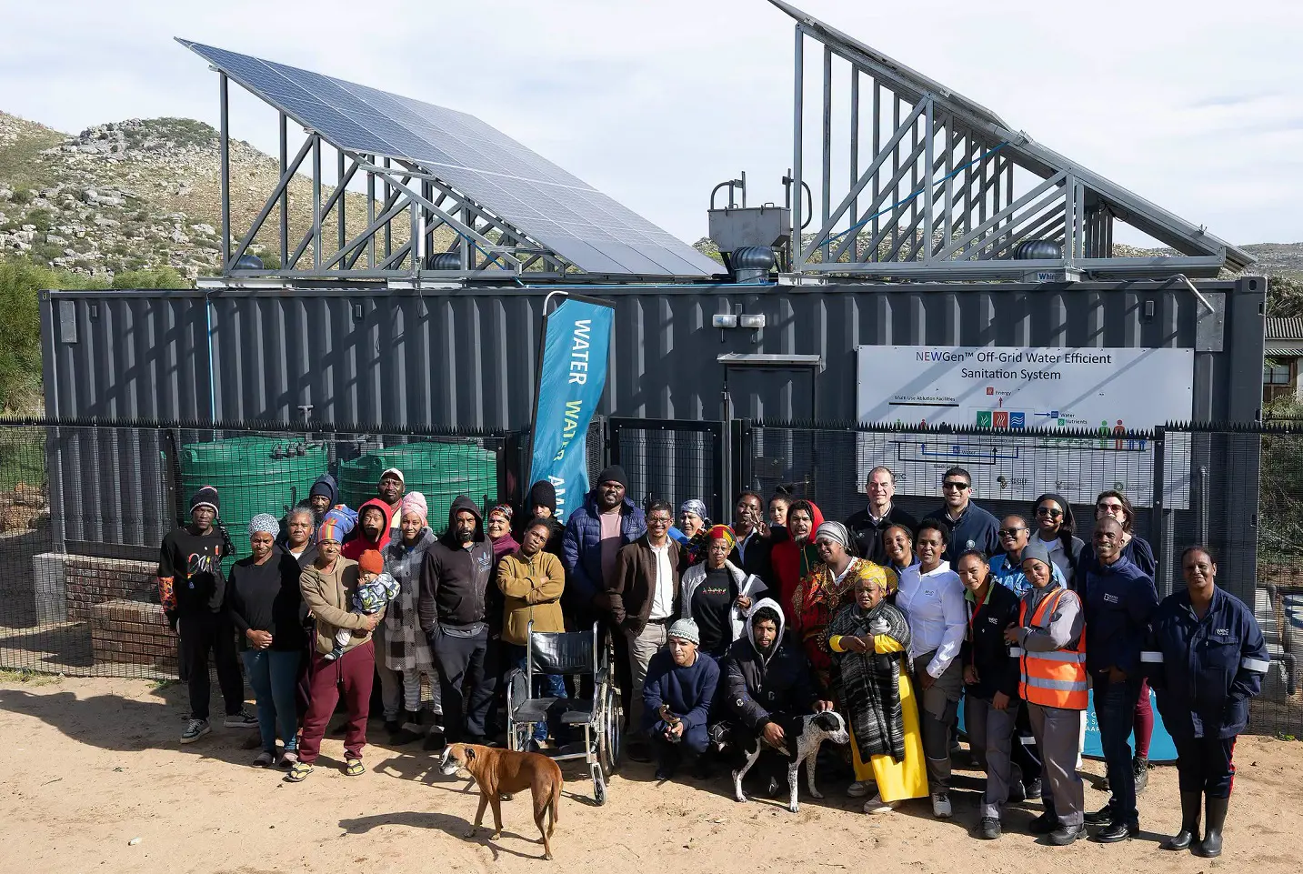 Système d'assainissement alimenté par l'énergie solaire et éolienne au Rasta Camp, Ocean View. Facebook/Ville du Cap Système d'assainissement alimenté par l'énergie solaire et éolienne au Rasta Camp, Ocean View. Facebook/Ville du Cap
