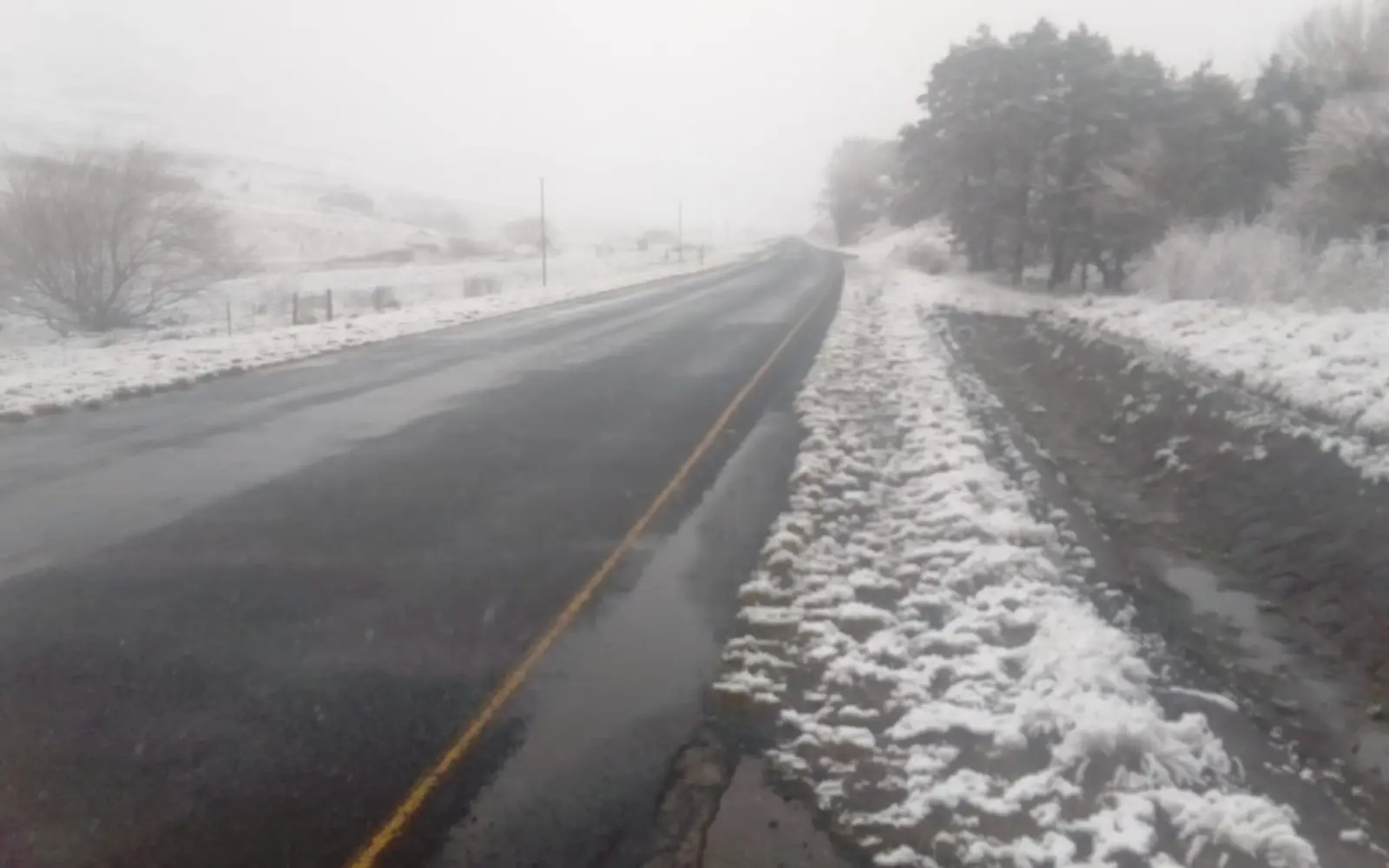 Snow falls in the Eastern Cape, 20 September 2024. Picture: Supplied/Eastern Cape Department of Transport Snow falls in the Eastern Cape, 20 September 2024. Picture: Supplied/Eastern Cape Department of Transport