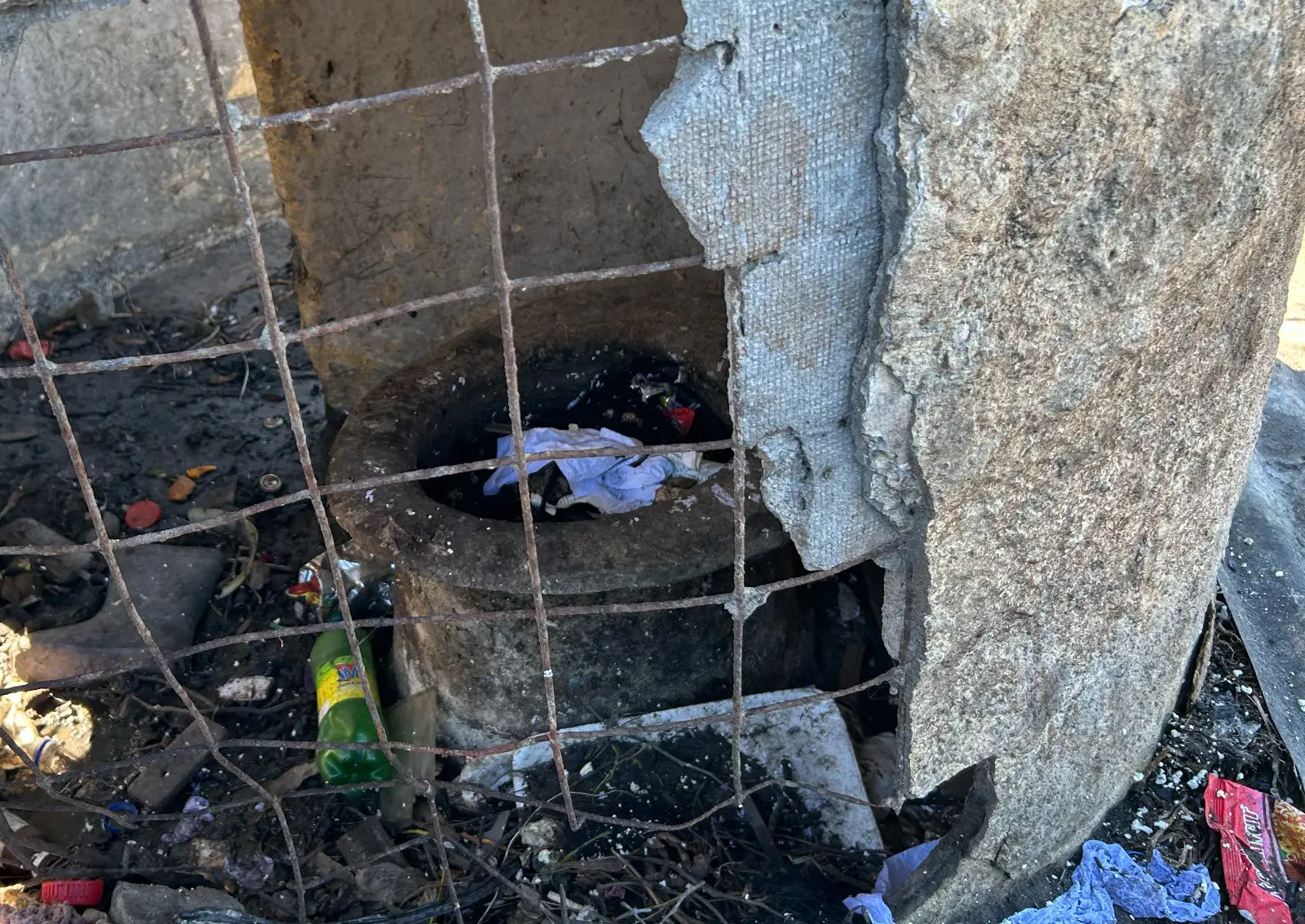 The toilets in the enclave have been filled with waste for years. Residents now use buckets. Picture: Kayleen Morgan/ Eyewitness News The toilets in the enclave have been filled with waste for years. Residents now use buckets. Picture: Kayleen Morgan/ Eyewitness News