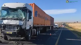 Four killed in accident between a truck and taxi on the N3 Four killed in accident between a truck and taxi on the N3