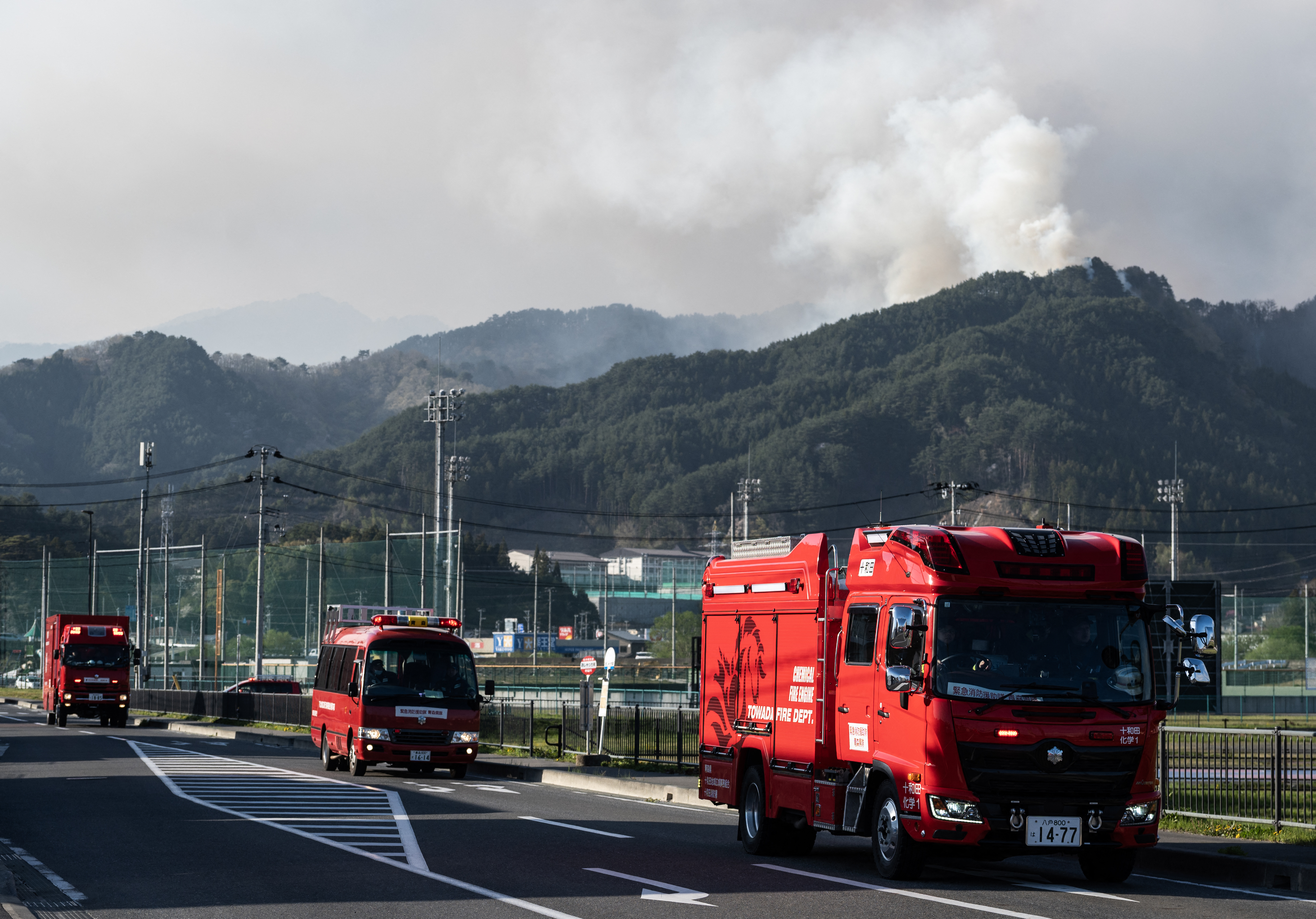 福山芳樹 FIRE BOMBER 2005 ELECTRIC FIRE 2007 Hundreds of firefighters battle Japan forest blazes