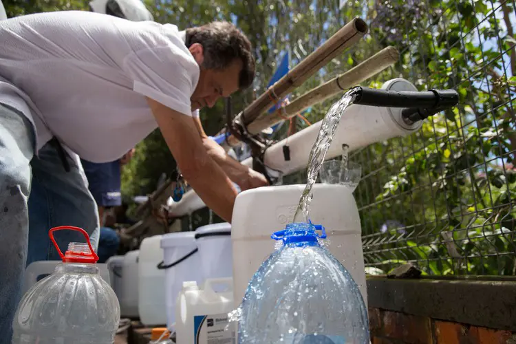 Des gens collectant de l'eau à la source de Newlands au Cap en février 2018. Photo : GroundUp News Des gens collectant de l'eau à la source de Newlands au Cap en février 2018. Photo : GroundUp News