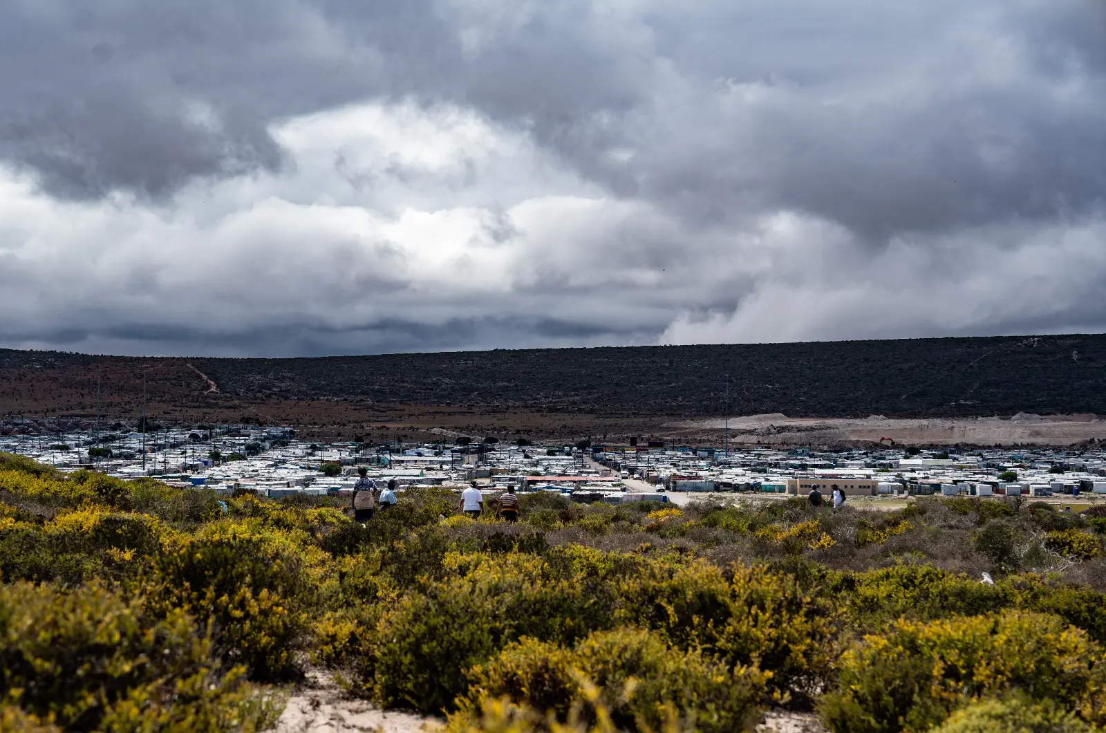Community members search for Joshlin Smith in the Middelpos informal settlement where she lived in Saldanha Bay. Photo: Kayleen Morgan/EWN Community members search for Joshlin Smith in the Middelpos informal settlement where she lived in Saldanha Bay. Photo: Kayleen Morgan/EWN