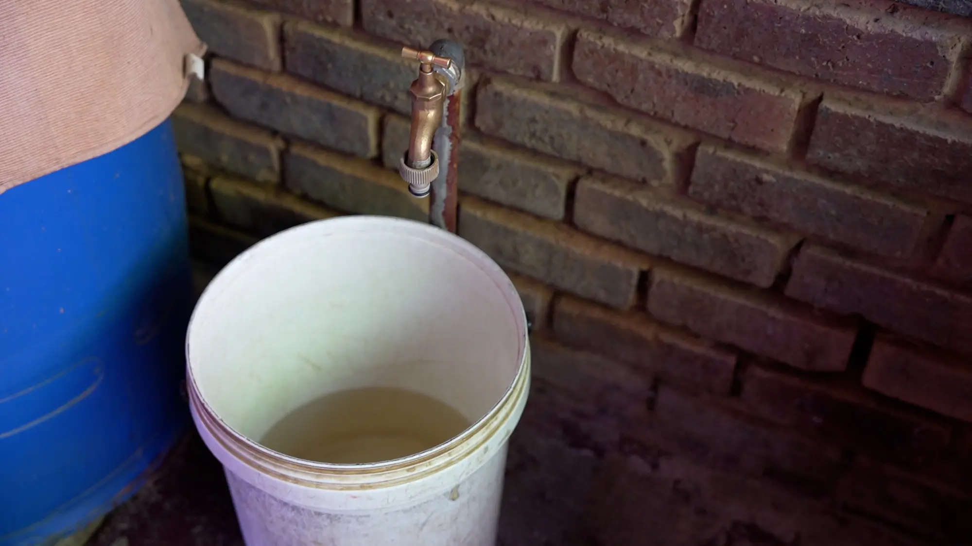 Collecting water in the Ebumnandini informal settlement in Tshepisong. Picture: Xanderleigh Dookey/Eyewitness News Collecting water in the Ebumnandini informal settlement in Tshepisong. Picture: Xanderleigh Dookey/Eyewitness News