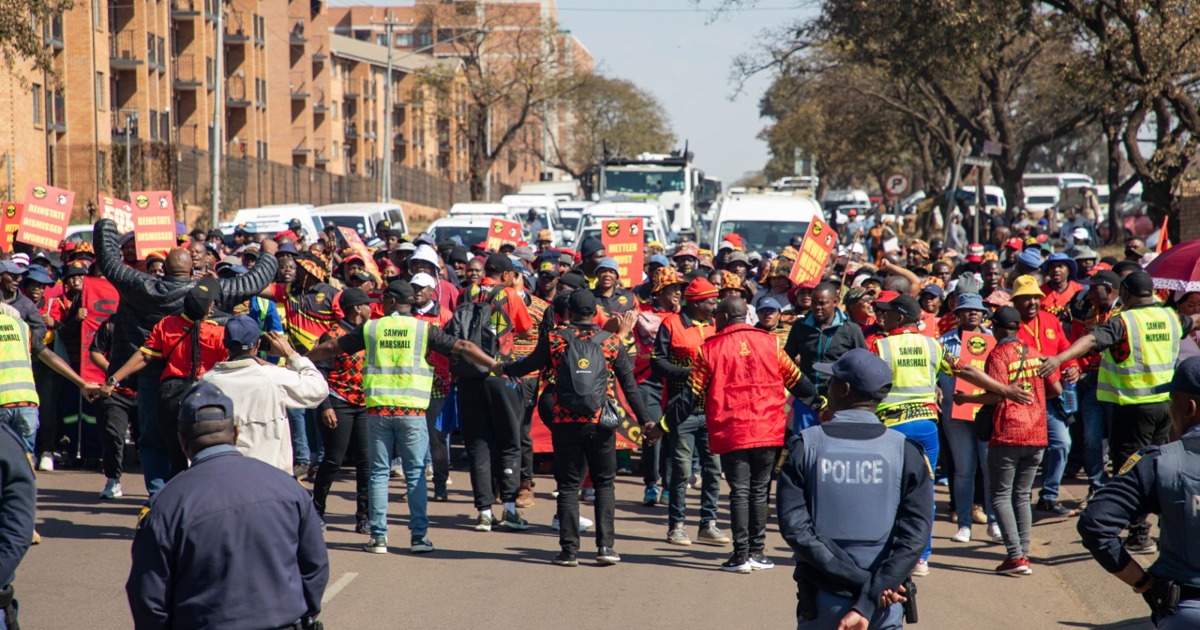 M1 closed at Smit Street amid municipal worker wage dispute