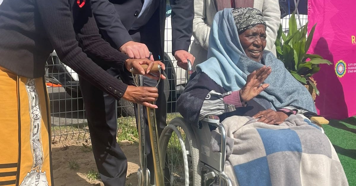 Late Archbishop Desmond Tutu's wife joined the City of Cape Town in launching a memorial park in his honour - EWN