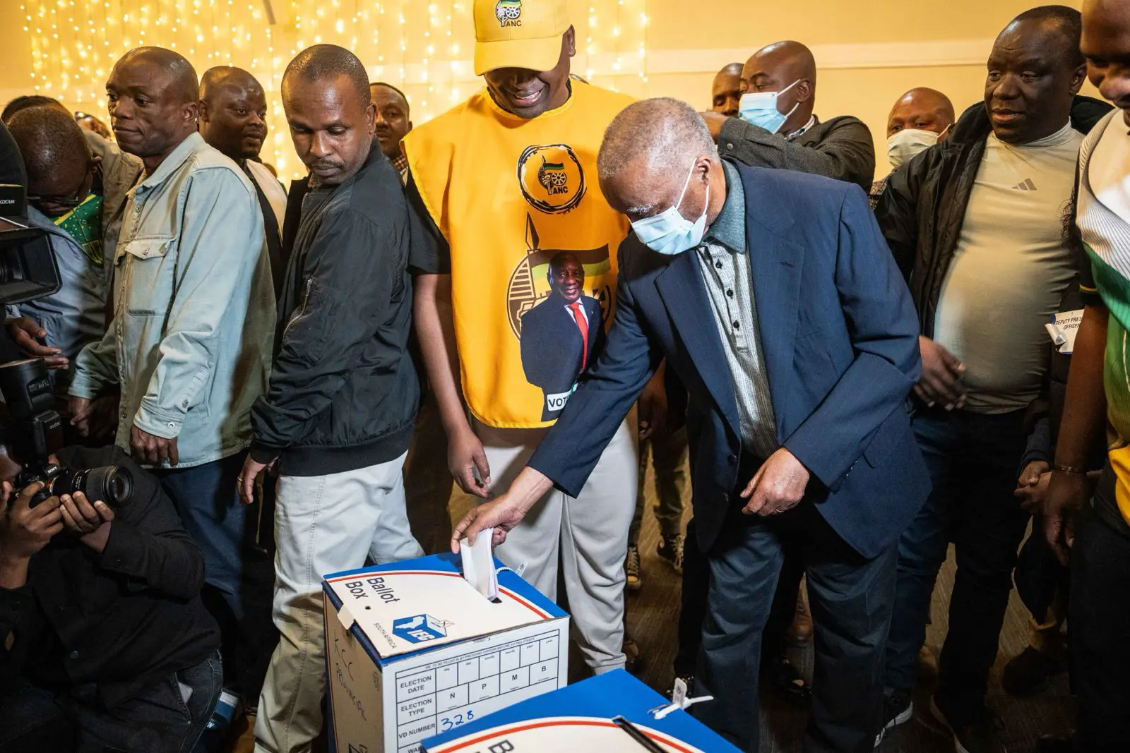 Former President Thabo Mbeki casts his vote at the Killarney Country Club in Rosebank on 29 May 2024. Picture: Jacques Nelles/Eyewitness News Former President Thabo Mbeki casts his vote at the Killarney Country Club in Rosebank on 29 May 2024. Picture: Jacques Nelles/Eyewitness News