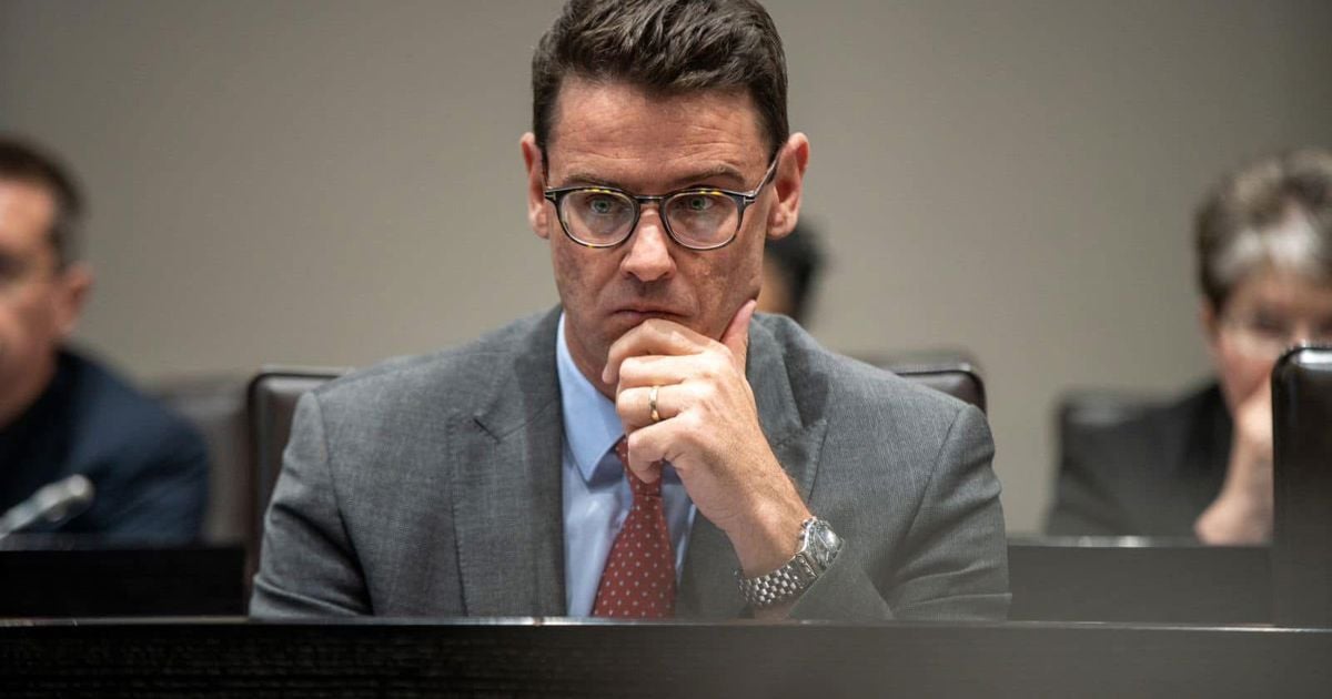 nach Singapur war. Die Entlassung von Andrew Whitfield sorgt für erneute ...