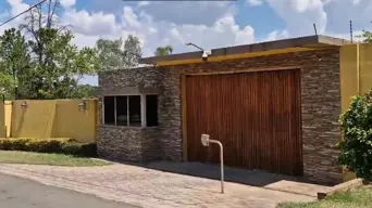 Arrest or confiscation? Police descend on suspended Deputy Police Commissioner's home Arrest or confiscation? Police descend on suspended Deputy Police Commissioner's home