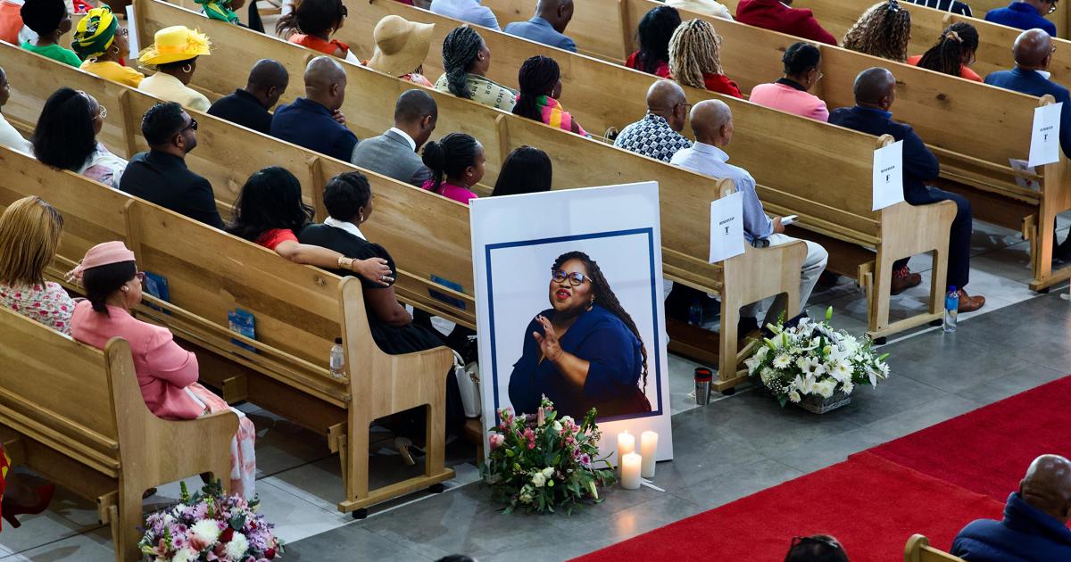 Tshidi Madia von EWN wurde gefeiert, während Familie und Freunde ihr die ...