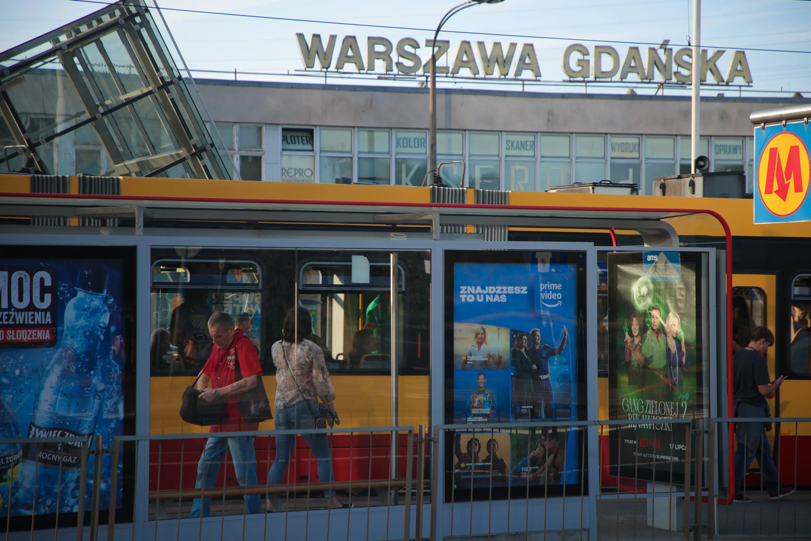 Commuters in Warsaw at a tram station near the city centre. Picture: Orrin Singh/Eyewitness News Commuters in Warsaw at a tram station near the city centre. Picture: Orrin Singh/Eyewitness News