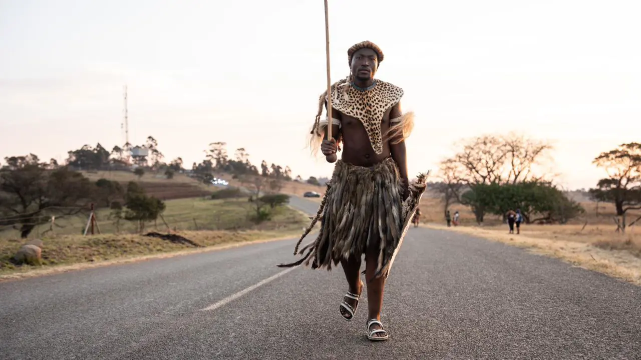 Shenge’s praise singer walking ahead of the Amabutho escorting Mangosuthu Buthelezi’s remains to the late Zulu prime minister's homestead in Ulundi. Picture: Abigail Javier/Eyewitness News Shenge’s praise singer walking ahead of the Amabutho escorting Mangosuthu Buthelezi’s remains to the late Zulu prime minister's homestead in Ulundi. Picture: Abigail Javier/Eyewitness News