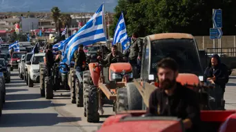 Protesting farmers shut airports on Crete Protesting farmers shut airports on Crete