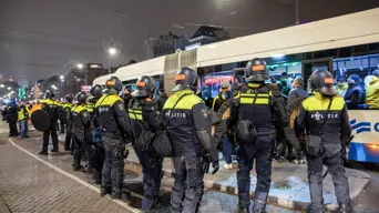 'Anti-Semitic' clashes erupt in Amsterdam after football match 'Anti-Semitic' clashes erupt in Amsterdam after football match