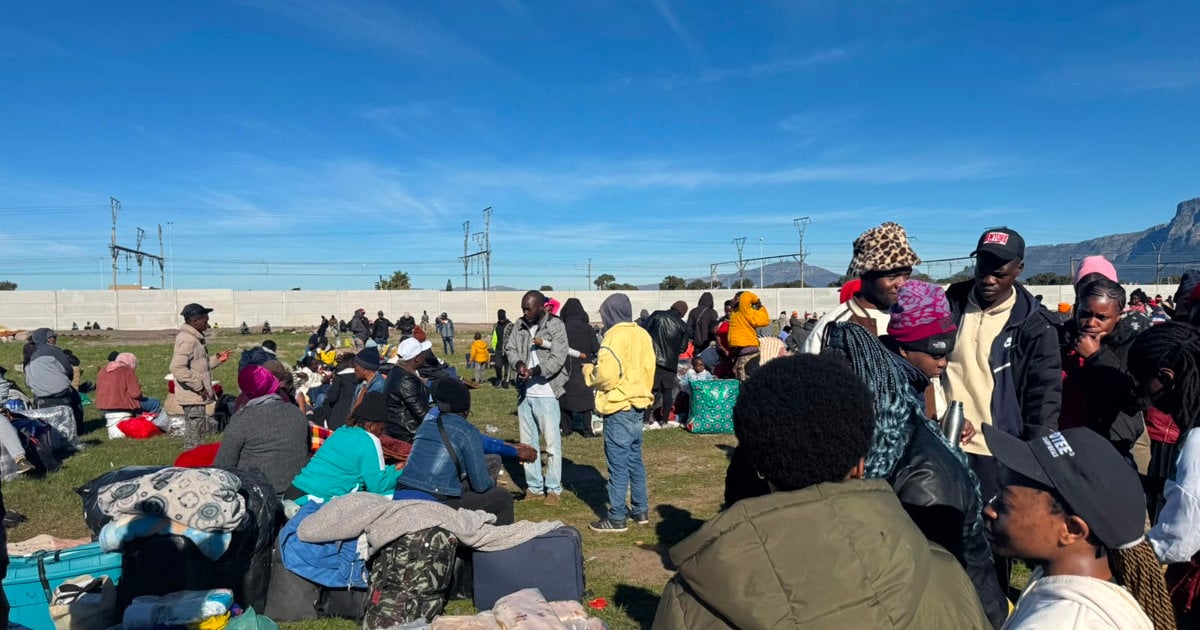 Over 700 migrants stranded outside Epping repatriation centre