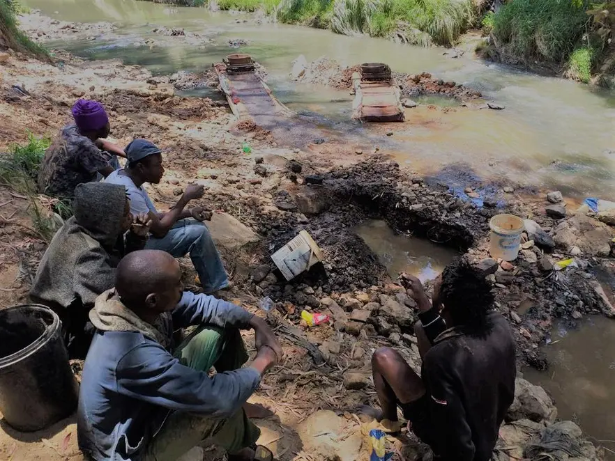 Zimbabwean gold panners use the headwaters of the Klip River to sluice gold-bearing silts from a nearby mining site. Picture: Sean Christie/GroundUp Zimbabwean gold panners use the headwaters of the Klip River to sluice gold-bearing silts from a nearby mining site. Picture: Sean Christie/GroundUp