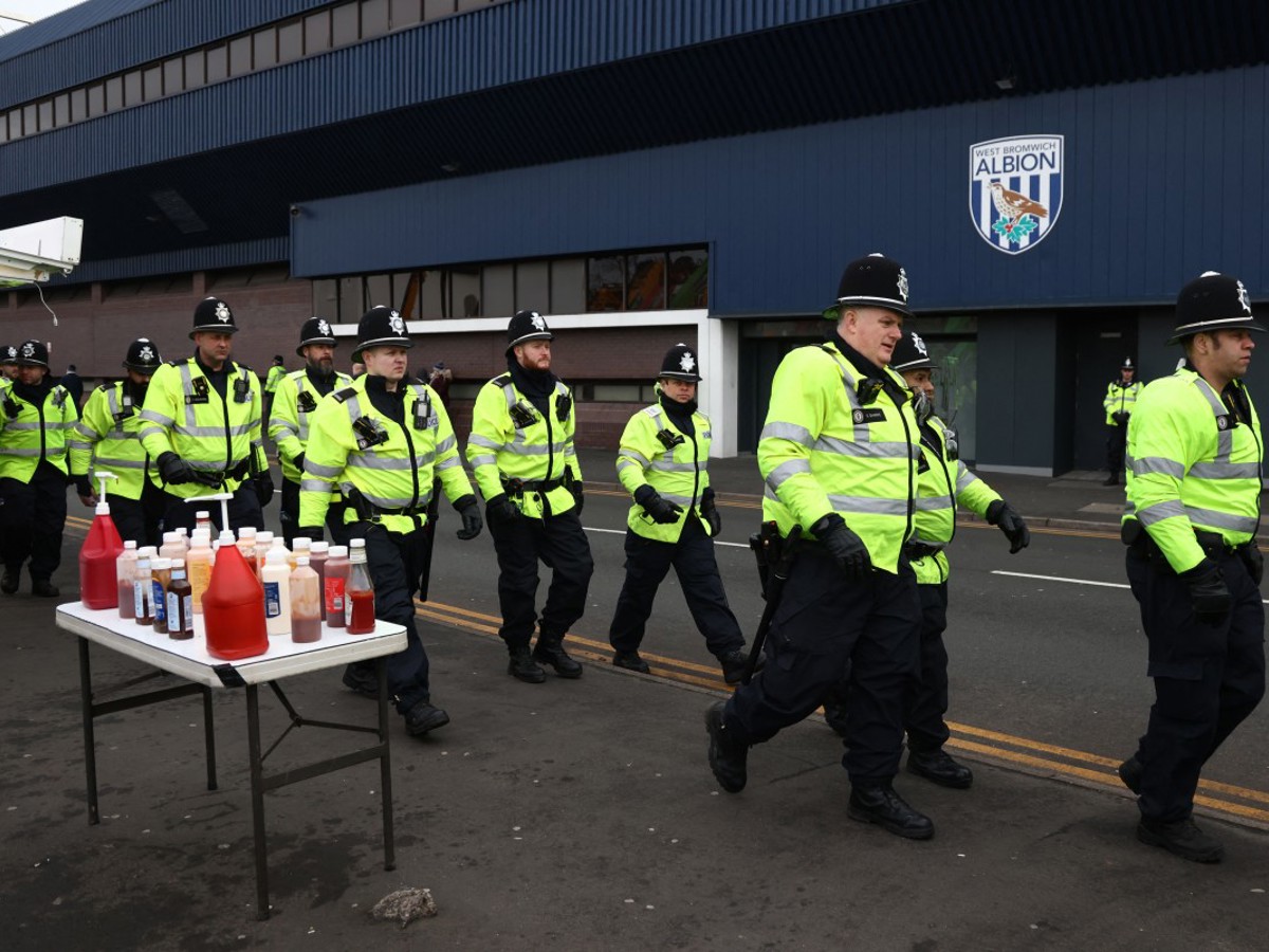 Bloody fights in stands force suspension of Wolves' FA Cup derby with West Brom - Vimarsana News
