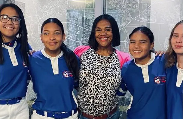 Jeunes membres de la Fédération de baseball du Cap avec Sara-Jayne Makwala King - CapeTalk Jeunes membres de la Fédération de baseball du Cap avec Sara-Jayne Makwala King - CapeTalk
