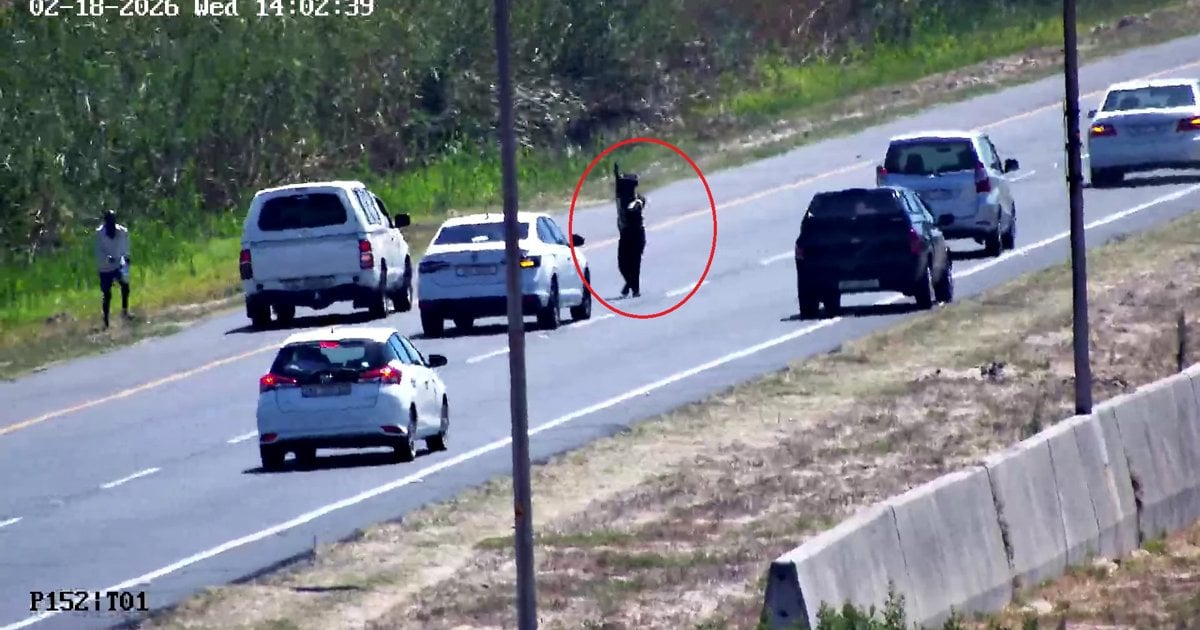 PICS: Chaos erupts on Cape Town's N2 as armed men target motorists