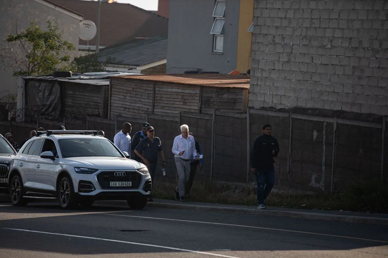 Premier Alan Winde walks through Beacon Valley in Mitchells Plain during a safety patrol with provincial and City of Cape Town officials on 13 October 2025. Picture: Kayleen Morgan/EWN Premier Alan Winde walks through Beacon Valley in Mitchells Plain during a safety patrol with provincial and City of Cape Town officials on 13 October 2025. Picture: Kayleen Morgan/EWN