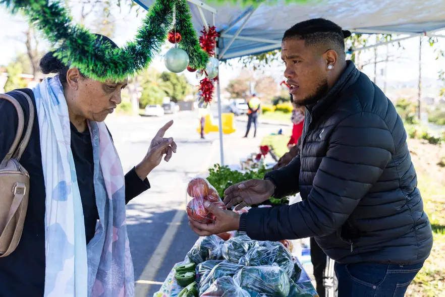 Anrico Kerspuy vend des produits frais au marché de Jamestown Street, cultivés au lycée local pour son programme agricole. Photo : Ashraf Hendricks/@GroundUp News Anrico Kerspuy vend des produits frais au marché de Jamestown Street, cultivés au lycée local pour son programme agricole. Photo : Ashraf Hendricks/@GroundUp News