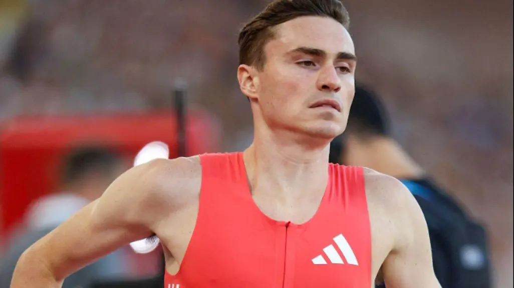 Josh Hoey breaks 800m indoor world record in Boston