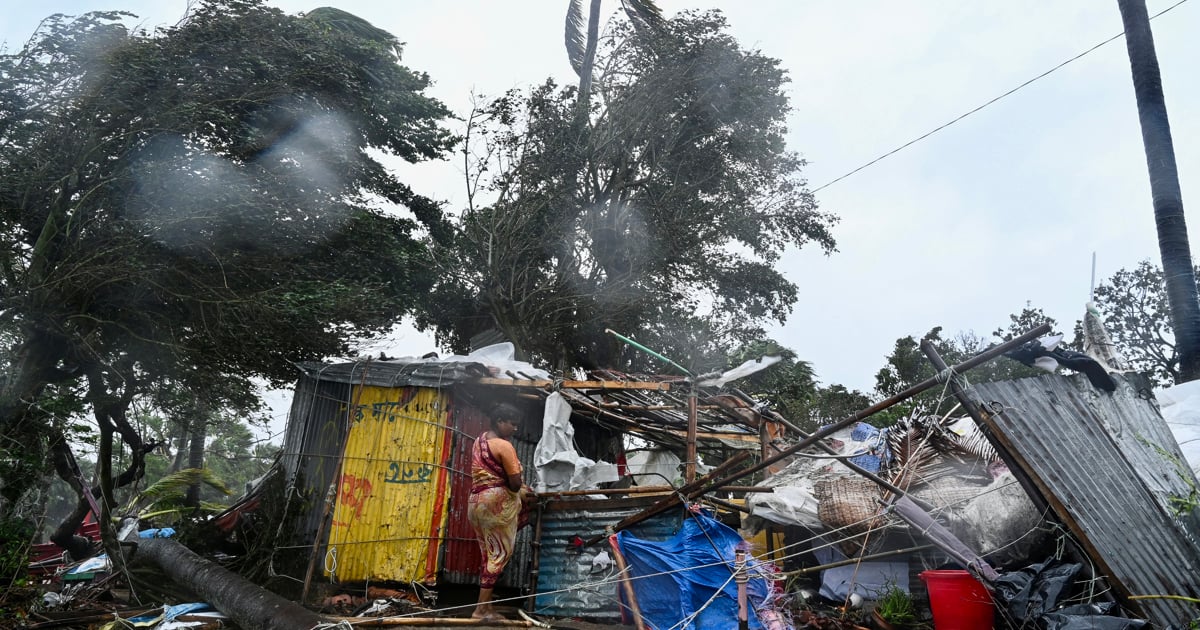 Ten dead after cyclone batters Bangladesh and India
