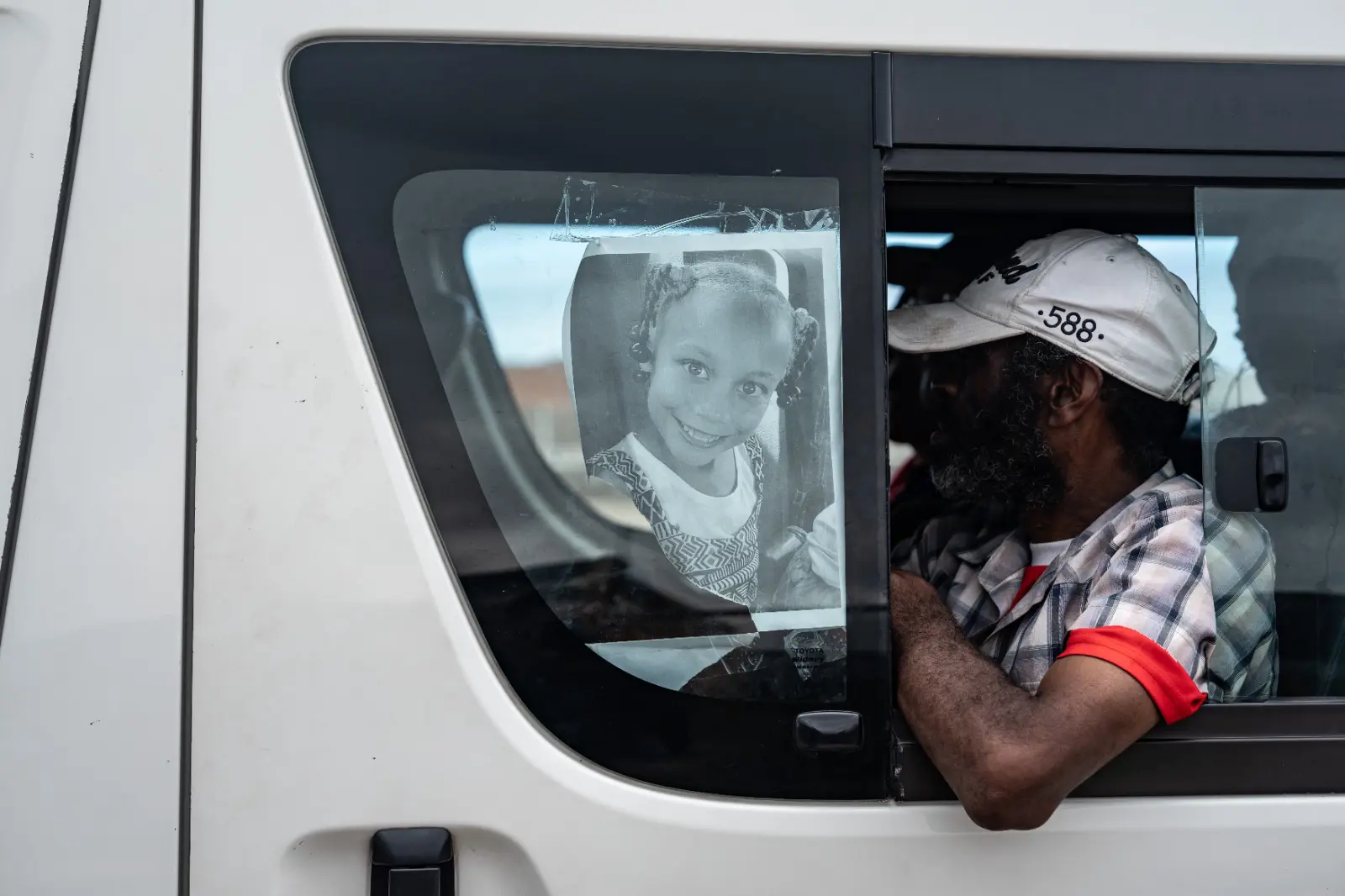 Community members search for missing 6-year-old Joshlin Smith after her mother and four others appear in court. Photo: Kayleen Morgan/EWN Community members search for missing 6-year-old Joshlin Smith after her mother and four others appear in court. Photo: Kayleen Morgan/EWN
