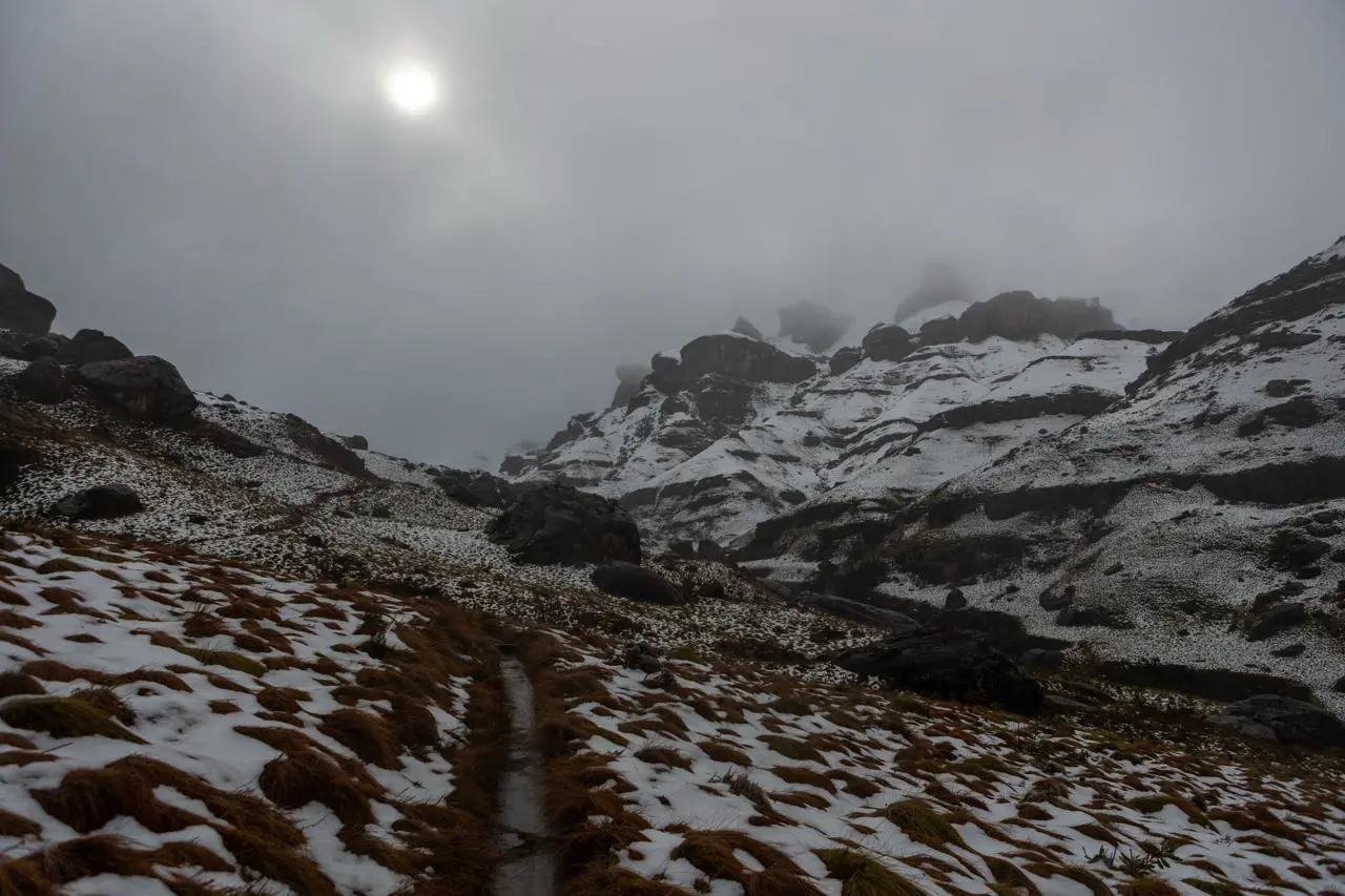 IN PICS | Cold front brings snowfall onto the Drakensburg