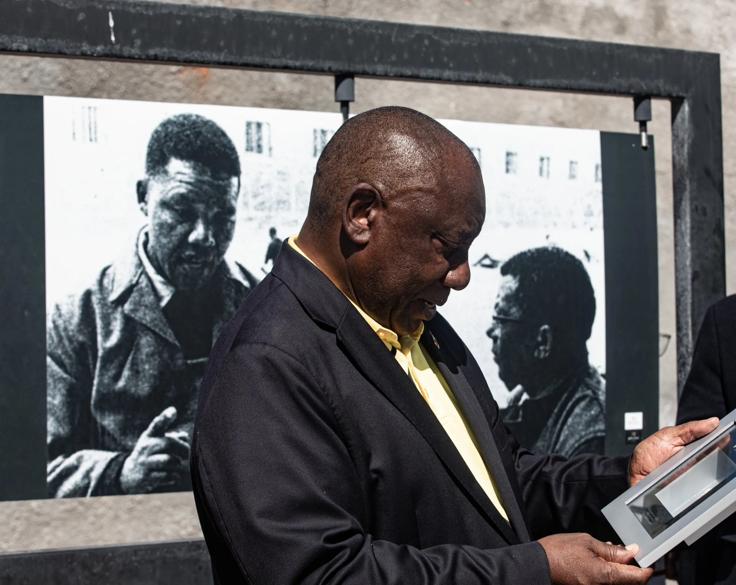 ANC President Cyril Ramaphosa received an artefact as a gift from the Robben Island Museum before concluding his visit to the historical site. Picture: Kayleen Morgan/EWN ANC President Cyril Ramaphosa received an artefact as a gift from the Robben Island Museum before concluding his visit to the historical site. Picture: Kayleen Morgan/EWN