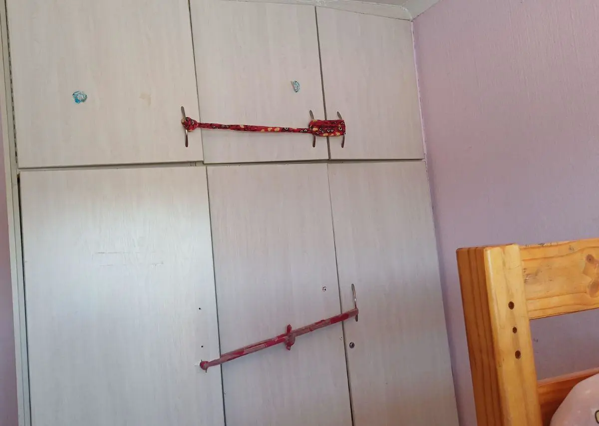 Cupboards held together by string in one of the rooms of the Thuthuzela Aid Centre. Picture: Dominic Majola/Eyewitness News Cupboards held together by string in one of the rooms of the Thuthuzela Aid Centre. Picture: Dominic Majola/Eyewitness News
