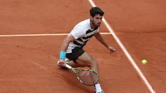 Alcaraz wins Roland Garros opener, Swiatek makes strong start Alcaraz wins Roland Garros opener, Swiatek makes strong start