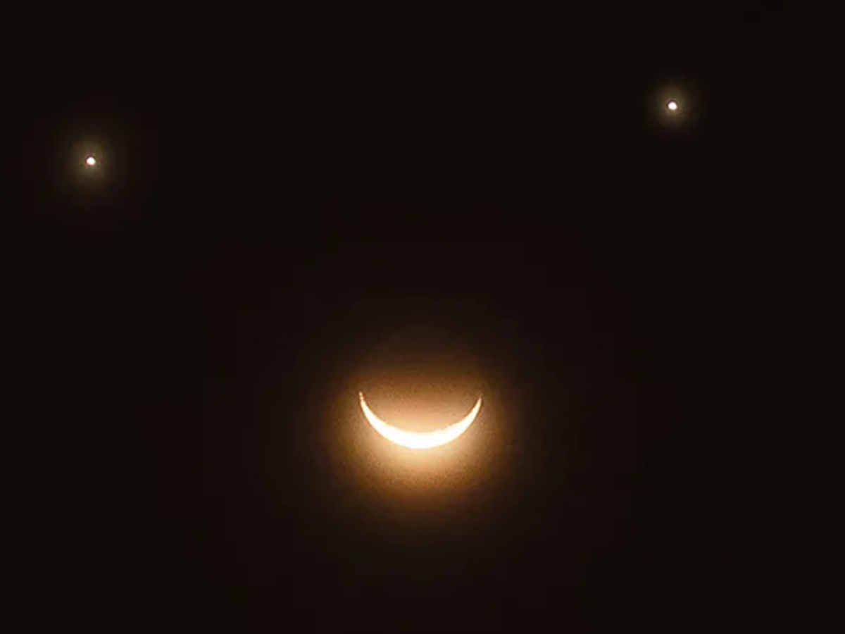 Planets align to form a 'smiley face' moon on Friday 25 April