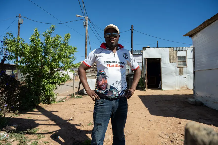 Thamsanqa Ntayi, membre de l'opération Dudula dans la région des vignobles du Cap, a salué les actions de la police, affirmant que « tous les étrangers doivent partir et revenir par les voies appropriées ». Photo : Actualités GroundUp Thamsanqa Ntayi, membre de l'opération Dudula dans la région des vignobles du Cap, a salué les actions de la police, affirmant que « tous les étrangers doivent partir et revenir par les voies appropriées ». Photo : Actualités GroundUp